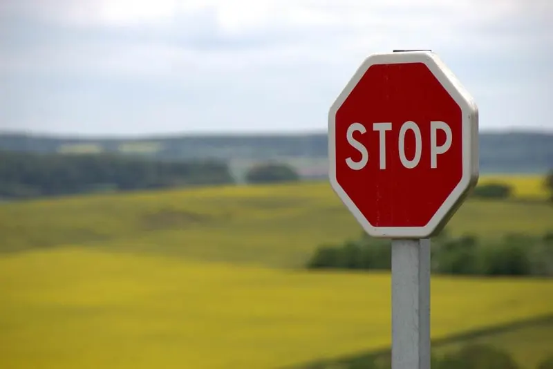 Si Google tiene problemas para acceder al archivo robots.txt puede no indexar tu sitio